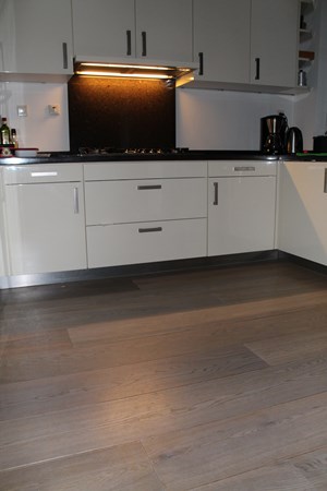 Fam. den Ouden uit Veenendaal. Duoplank Gerookt & Wit geolied  19x235mm.. 