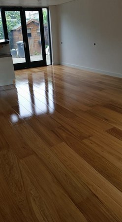 Fam. Sanna uit Ochten.
Eiken duoplank 19x235mm.
Naturel geolied , net afgewerkt met Osmo mat 3062.
Zal mat opdrogen.
(zelf gelegd)