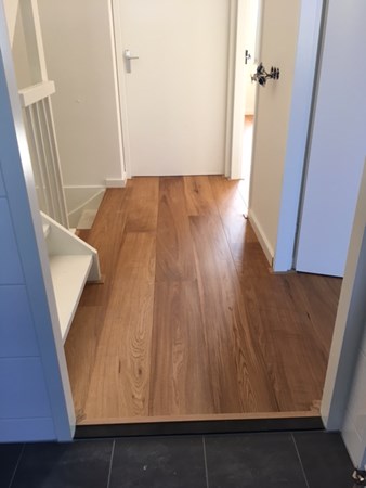 Fam. Dorleijn uit Utrecht.
Eiken duoplanken (4mm toplaag verlijmd op 15mm multiplex) onbehandeld.
Naderhand 2x geolied met de Osmo 3062 mat.
19 x 235mm.