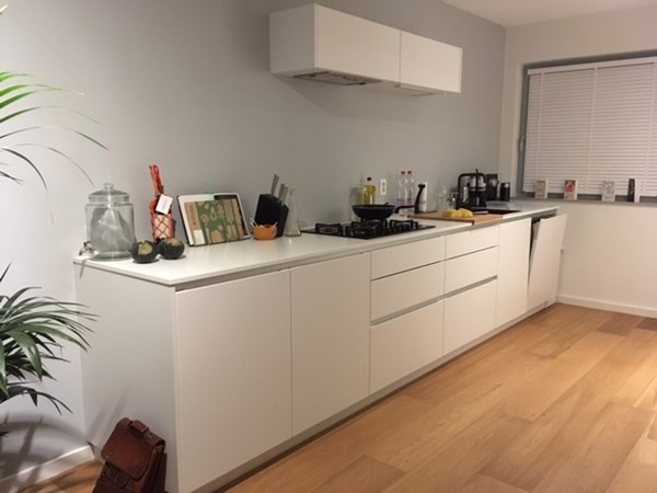 Fam. Dorleijn uit Utrecht.
Eiken duoplanken (4mm toplaag verlijmd op 15mm multiplex) onbehandeld.
Naderhand 2x geolied met de Osmo 3062 mat.
19 x 235mm.