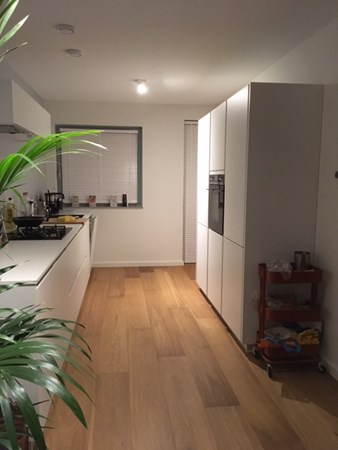 Fam. Dorleijn uit Utrecht.
Eiken duoplanken (4mm toplaag verlijmd op 15mm multiplex) onbehandeld.
Naderhand 2x geolied met de Osmo 3062 mat.
19 x 235mm.