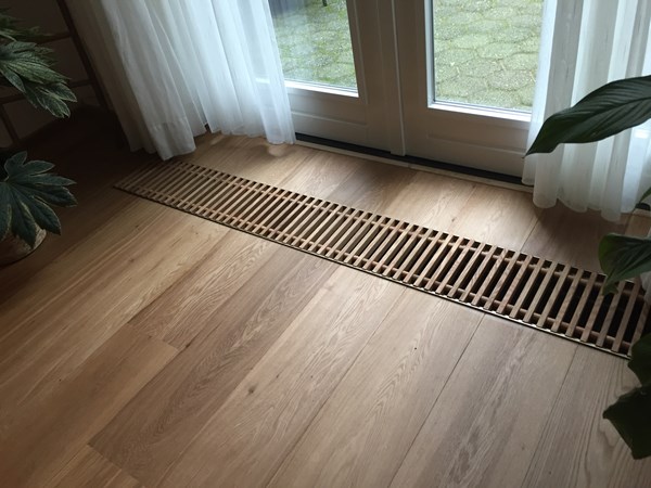 Duoplank / Multiplank 19x235mm eiken.
Na het leggen 2x behandeld met Osmo mat transparant 3062.
Hierbij ook een handgemaakt convectorput rooster geleverd.