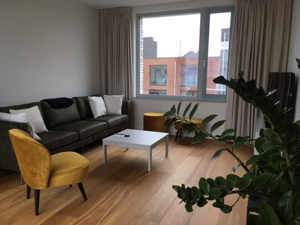 Fam. Dorleijn uit Utrecht.
Eiken duoplanken (4mm toplaag verlijmd op 15mm multiplex) onbehandeld.
Naderhand 2x geolied met de Osmo 3062 mat.
19 x 235mm.
