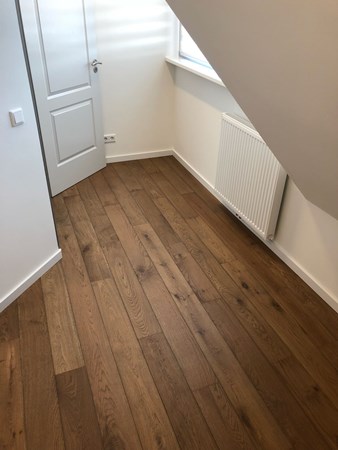 Fam. Kuilenburg uit Kesteren.
Eiken duoplank 10x150mm onderling verlijmd.
Op foto 1x behandeld met Grafiet 3074 van Osmo + 1x 3062 mat.
€25,- per m2.