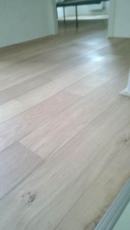 Eiken duoplank 10x150mm onderling verlijmd.
Vooraf afgenomen met Woca woodcleaner.
2 behandeld met de Woca Masterolie wit.
€25,- per m2.