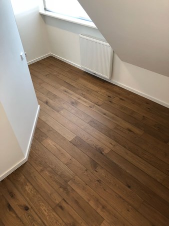 Fam. Kuilenburg uit Kesteren.
Eiken duoplank 10x150mm onderling verlijmd.
Op foto 1x behandeld met Grafiet 3074 van Osmo + 1x 3062 mat.
€25,- per m2.