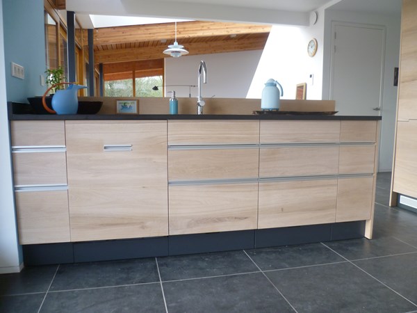 Fam. Zwanenburg uit Wageningen. 
Keuken gemaakt van duoplank wit geolied . 
19x235mm.
Na behandeld met Osmo mat/transparant 3062.