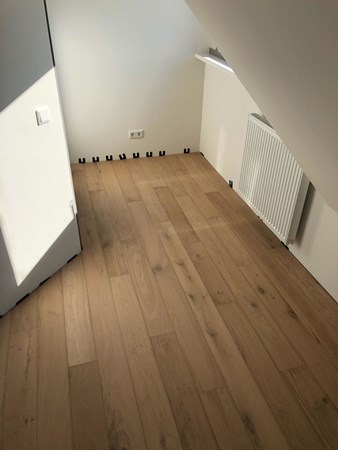 Fam. Kuilenburg uit Kesteren.
Eiken duoplank 10x150mm onderling verlijmd.
Op foto nog onbehandeld.
€25,- per m2.