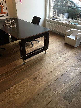 Fam. Leijh uit Amsterdam.
Eiken duoplank 19x235mm.
Gerookt & naturel geolied afgewerkt met Osmo mat 3062.
(zelf gelegd)