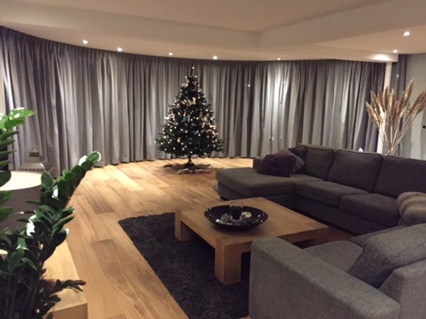 Fam. Labohm uit Middelaar.
Eiken duoplank 19x235mm.
Gerookt & naturel geolied afgewerkt met Osmo mat 3062.