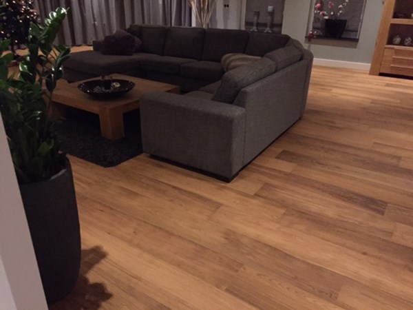 Fam. Labohm uit Middelaar.
Eiken duoplank 19x235mm.
Gerookt & naturel geolied afgewerkt met Osmo mat 3062.