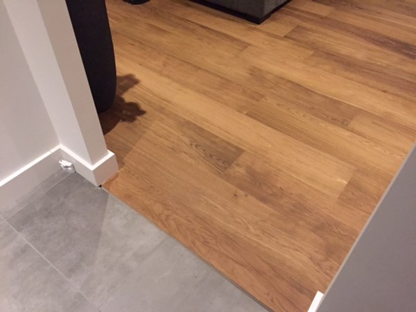 Fam. Labohm uit Middelaar.
Eiken duoplank 19x235mm.
Gerookt & naturel geolied afgewerkt met Osmo mat 3062.