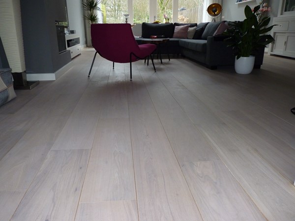 Fam. Drukker uit Amersfoort. Duoplank Wit geolied . 19x235mm.
Na behandeld met Osmo mat/transparant 3062.