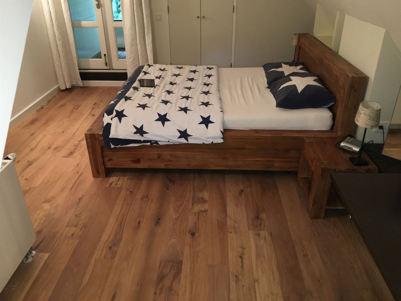 Fam. van Berkel.
Duoplank 10x150mm.
1e keer behandeld met Osmo 3041 wit/natural.
2e keer behandeld met Osmo 3062 mat/transparant.