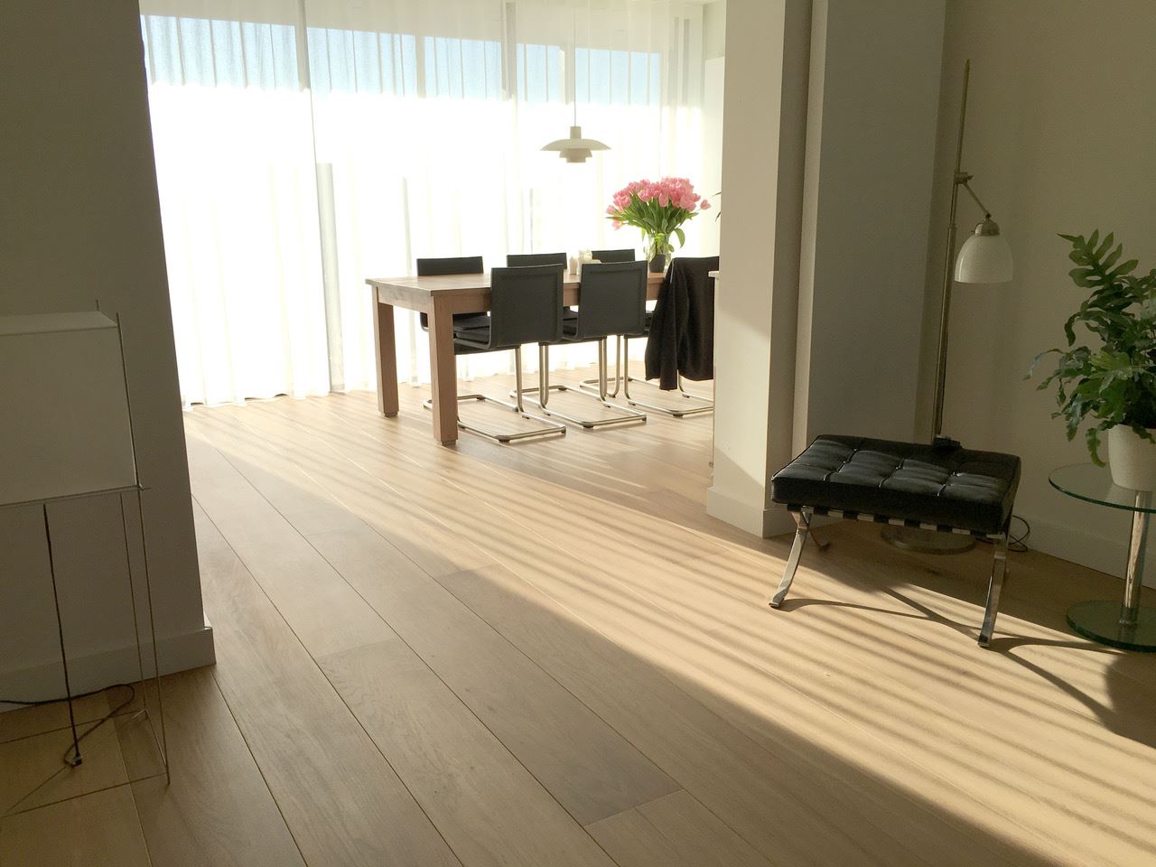 Eiken duoplank 19x235 onbehandeld.
Naderhand behandeld met Osmo 3041 wit/natural en afgewerkt met Osmo 3062 mat/transparant.