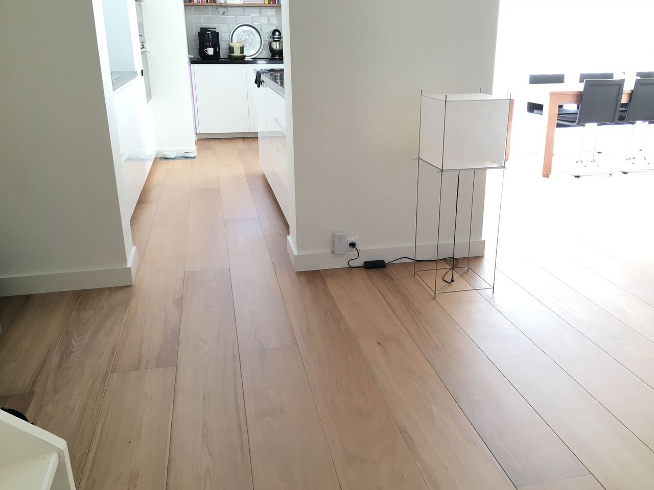 Eiken duoplank 19x235 onbehandeld.
Naderhand behandeld met Osmo 3041 wit/natural en afgewerkt met Osmo 3062 mat/transparant.