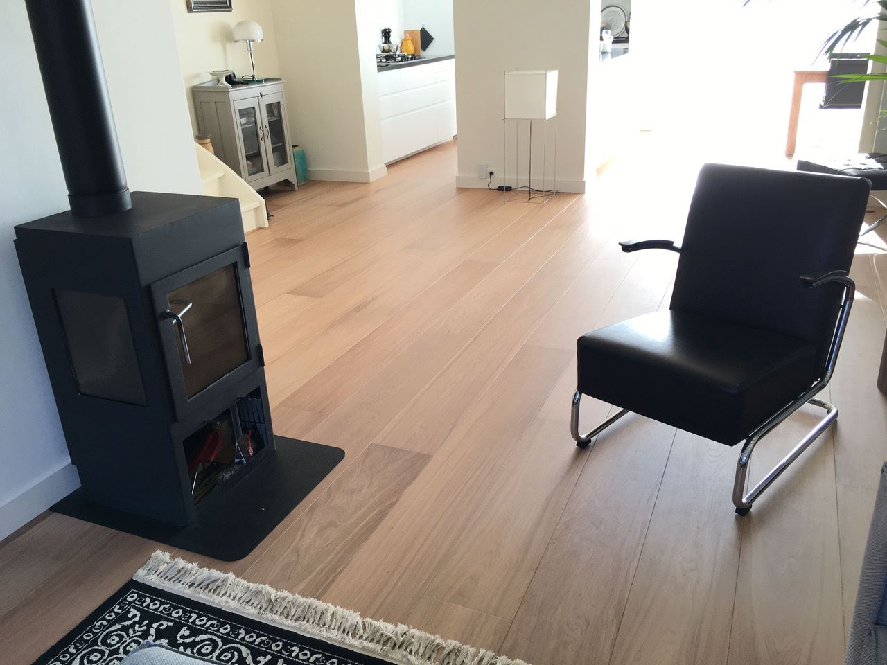 Eiken duoplank 19x235 onbehandeld.
Naderhand behandeld met Osmo 3041 wit/natural en afgewerkt met Osmo 3062 mat/transparant.