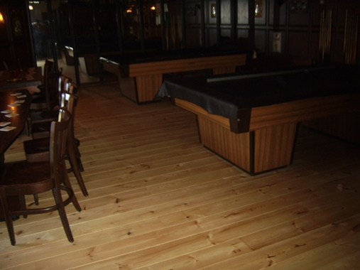 Café de hoeksteen uit Borculo. Grenen 180mm breed. Afgewerkt met Osmo hardwax-olie mat/transparant 3062 . Café de hoeksteen uit Borculo. Grenen 180mm breed. Afgewerkt met Osmo hardwax-olie mat/transparant 3062 .