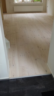 JP v/d Sluis uit Hilversum. Grenen 180mm breed.. Afgewerkt met Floorpaint wit van Woca 1x. JP v/d Sluis uit Hilversum. Grenen 180mm breed.. Afgewerkt met Floorpaint wit van Woca 1x.