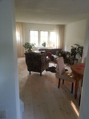 Fam. van Doorn uit Rotterdam. Grenen 180mm breed. Afgewerkt met Floorpaint wit van Woca 1x. Fam. van Doorn uit Rotterdam. Grenen 180mm breed. Afgewerkt met Floorpaint wit van Woca 1x.
