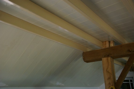 Fam. Weber uit Nederasselt. Grenen 180mm. Plafondbetimmering creme gelakt.