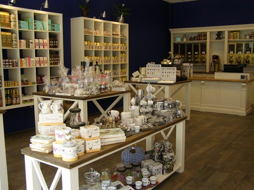 Winkel Bercole uit Almere. Grenen 180mm. Brazil Brown geolied.