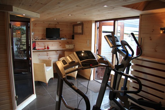 Fam. Jacobs uit Hilversum.. Grenen 180mm. Saunaruimte onbehandeld.