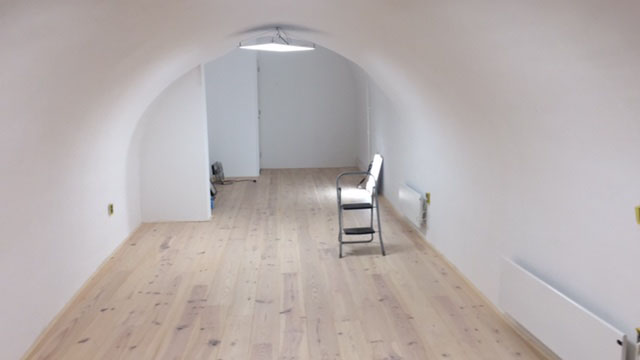 Fam. van den Maagdenberg.
Betreft een grachtenpand in Utrecht.
Grenen houten vloer 195mm A.
2x afgewerkt met Osmo 3041 wit/natural.