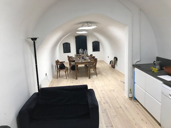 Fam. van den Maagdenberg.
Betreft een grachtenpand in Utrecht.
Grenen houten vloer 195mm A.
2x afgewerkt met Osmo 3041 wit/natural.