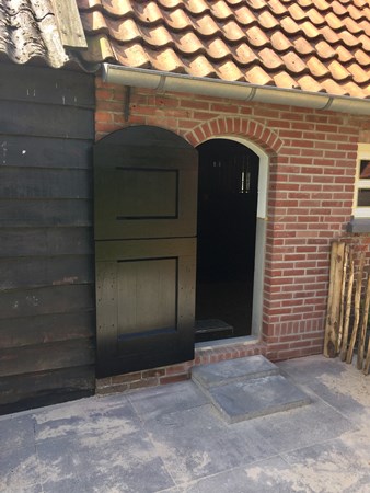 Staldeuren gemaakt van grenen vloerdelen A 21mm x 155mm en 2 meter lang.
Deze grenen planken hebben geen spanningsgroeven waardoor ze 2 zijdig te gebruiken zijn. Naderhand zwart afgelakt.
André Ceelen Ruurlo. Staldeuren gemaakt van grenen vloerdelen A 21mm x 155mm en 2 meter lang.
Deze grenen planken hebben geen spanningsgroeven waardoor ze 2 zijdig te gebruiken zijn. Naderhand zwart afgelakt.
André Ceelen Ruurlo.