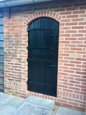 Staldeuren gemaakt van grenen vloerdelen A 21mm x 155mm en 2 meter lang.
Deze grenen planken hebben geen spanningsgroeven waardoor ze 2 zijdig te gebruiken zijn. Naderhand zwart afgelakt.
André Ceelen Ruurlo. Staldeuren gemaakt van grenen vloerdelen A 21mm x 155mm en 2 meter lang.
Deze grenen planken hebben geen spanningsgroeven waardoor ze 2 zijdig te gebruiken zijn. Naderhand zwart afgelakt.
André Ceelen Ruurlo.