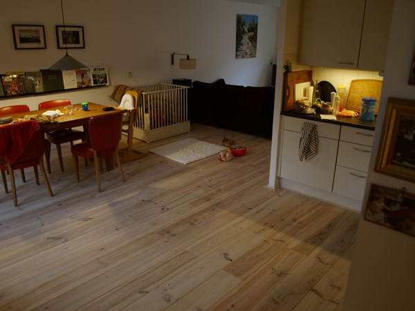 Fam. Ludwig uit Amsterdam. Grenen 195mm A.  
Behandeld 1x met floorpaint wit(sterk verdund).