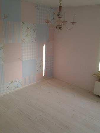 Fam. Kloot-Drinkwaard uit Hendrik Ido Ambacht. Grenen 180mm. Behandeld 1x met de floorpaint wit van Woca. Fam. Kloot-Drinkwaard uit Hendrik Ido Ambacht. Grenen 180mm. Behandeld 1x met de floorpaint wit van Woca.