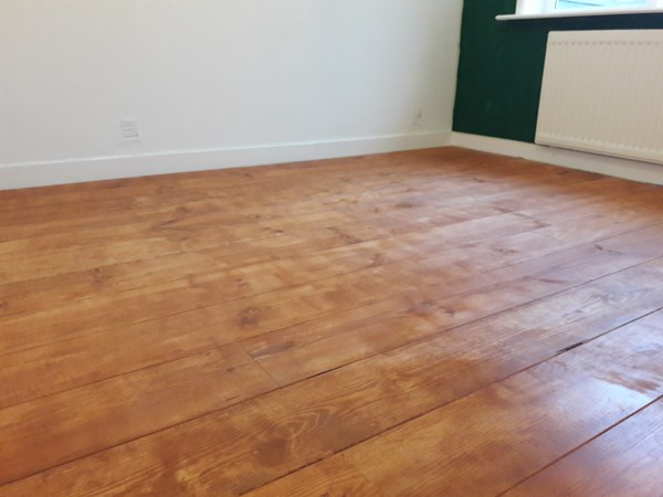 Fam. Bosch uit Eindhoven.
Grenen vloerplanken 21mm X 195mm A.
Afgewerkt met de Decorwas Kersen 3137 van Osmo. Fam. Bosch uit Eindhoven.
Grenen vloerplanken 21mm X 195mm A.
Afgewerkt met de Decorwas Kersen 3137 van Osmo.