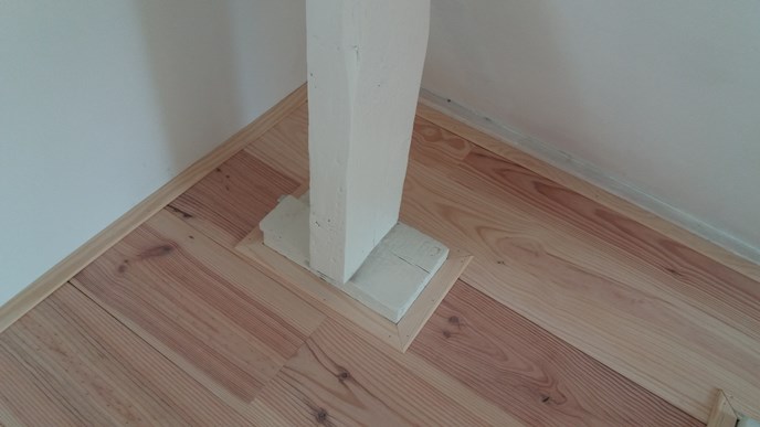 Grenen vloerplanken 21mm dik , 195mm breed A.
2x behandeld met osmo 3041 wit / natural.
1e laag uitgepoetst.
2e laag alleen opgerold. Grenen vloerplanken 21mm dik , 195mm breed A.
2x behandeld met osmo 3041 wit / natural.
1e laag uitgepoetst.
2e laag alleen opgerold.
