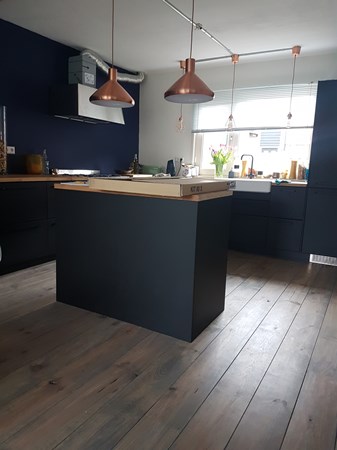 Grenen vloerplanken 21 x 195mm A.
1x behandeld met Grafiet olie van Osmo en afgewerkt met de Osmo 3062 mat / transparant. Grenen vloerplanken 21 x 195mm A.
1x behandeld met Grafiet olie van Osmo en afgewerkt met de Osmo 3062 mat / transparant.
