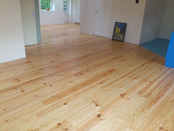 Fam. Maas uit Voorst. 
Grenen vloerdelen 195mm A.
2x behandeld met Osmo Rapid hardwax-olie zijdemat 3232.