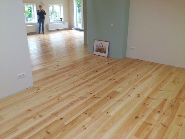 Fam. Maas uit Voorst. 
Grenen vloerdelen 195mm A.
2x behandeld met Osmo Rapid hardwax-olie zijdemat 3232.