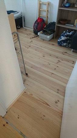 Fam. van Kreek uit Utrecht.
Grenen vloer 195mm A breed.
1x behandeld met osmo 3041 wit / natural en 1x 3062 mat.