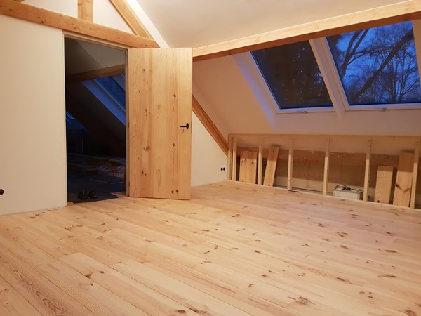 Fam. Doorenbos uit Wolfheze.
Grenen vloerdelen 195mm A gebruikt als vloer betimmering en deuren.