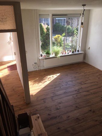 Fam. van den Hoogenhof uit Elst
Grenen vloerdelen 195mm A.
Behandeld met Osmo 3166 Noten.
Afgewerkt met Osmo 3062 mat / transparant.