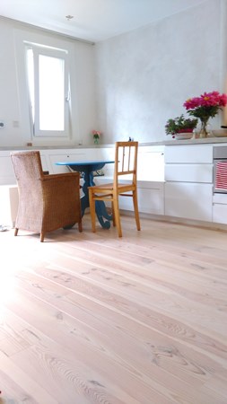 Fam van der Vliet uit Amsterdam.
Grenen vloerdelen 195mm A.
1x behandeld met Osmo 3188 Sneeuw.
2x afgewerkt met Osmo 3062 mat.