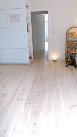 Fam van der Vliet uit Amsterdam.
Grenen vloerdelen 195mm A.
1x behandeld met Osmo 3188 Sneeuw.
2x afgewerkt met Osmo 3062 mat.