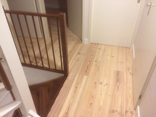 Fam. van Rijn uit Genemuiden.
Frans grenen vloerdelen (Pine Maritime) 195mm A.
Lengte 2m.
2x behandeld met de olie corcol van Aqumarijn wit 2801.