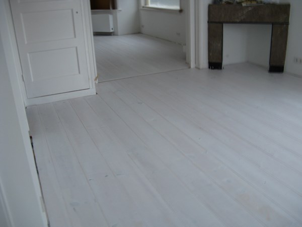 Fam. Veen uit Arnhem. Grenen 195mm A.  Behandeld 2x met floorpaint wit.