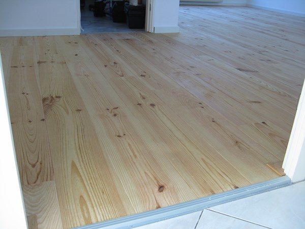 Fam Krips uit Rhenen,
Grenen vloerdelen 195mm A.
2x behandeld met Osmo hardwax-olie mat / transparant 3062        