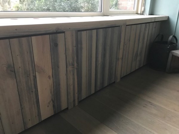 Fam. de Bont uit Ede.
Radiator ombouw gemaakt van de grenen planken 15x120 Sable. Fam. de Bont uit Ede.
Radiator ombouw gemaakt van de grenen planken 15x120 Sable.