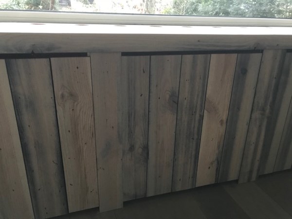 Fam. de Bont uit Ede.
Radiator ombouw gemaakt van de grenen planken 15x120 Sable. Fam. de Bont uit Ede.
Radiator ombouw gemaakt van de grenen planken 15x120 Sable.