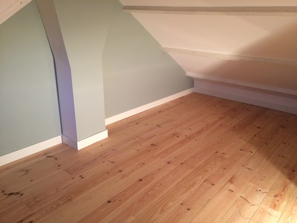 Fam. Schipper uit Bussum.
Frans grenen vloerdelen (Pine Maritime) 195mm A.
Onbehandeld (wordt later wit afgelakt)