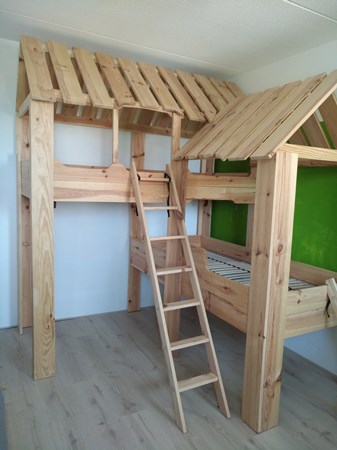 Bedhuis gemaakt van onze grenen vloerdelen.
Leuk om te maken als u nog wat planken over heeft als de vloer is gelegd. Bedhuis gemaakt van onze grenen vloerdelen.
Leuk om te maken als u nog wat planken over heeft als de vloer is gelegd.